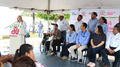 Entregan sillas de ruedas a personas con discapacidad