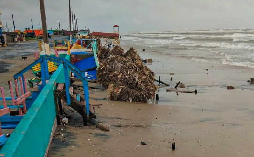 Ocasiona “Francine” daños en infraestructura de  la Playa Bagdad; fue colocada bandera negra 
