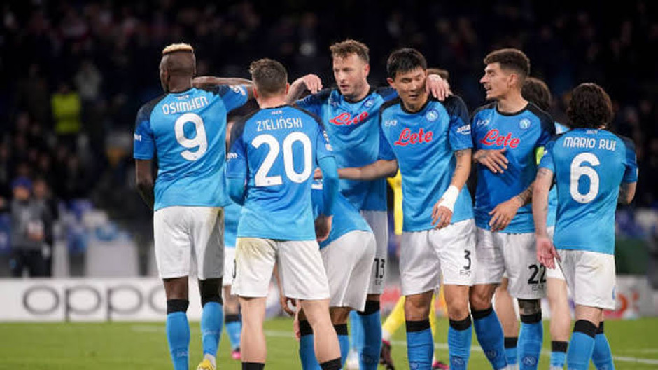 Napoli avanza por primera vez a cuartos de final de Champions League