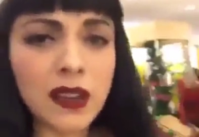 Mon Laferte explota, ahora contra personal de centro comercial 