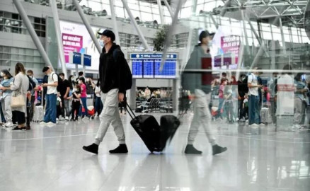 EU mantendrá restricciones de viajes internacionales  