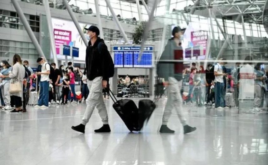 EU mantendrá restricciones de viajes internacionales  