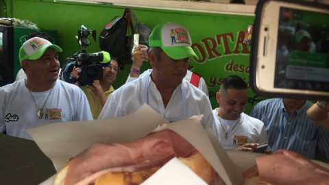El Bronco prepara y come la tradicional torta de a barda