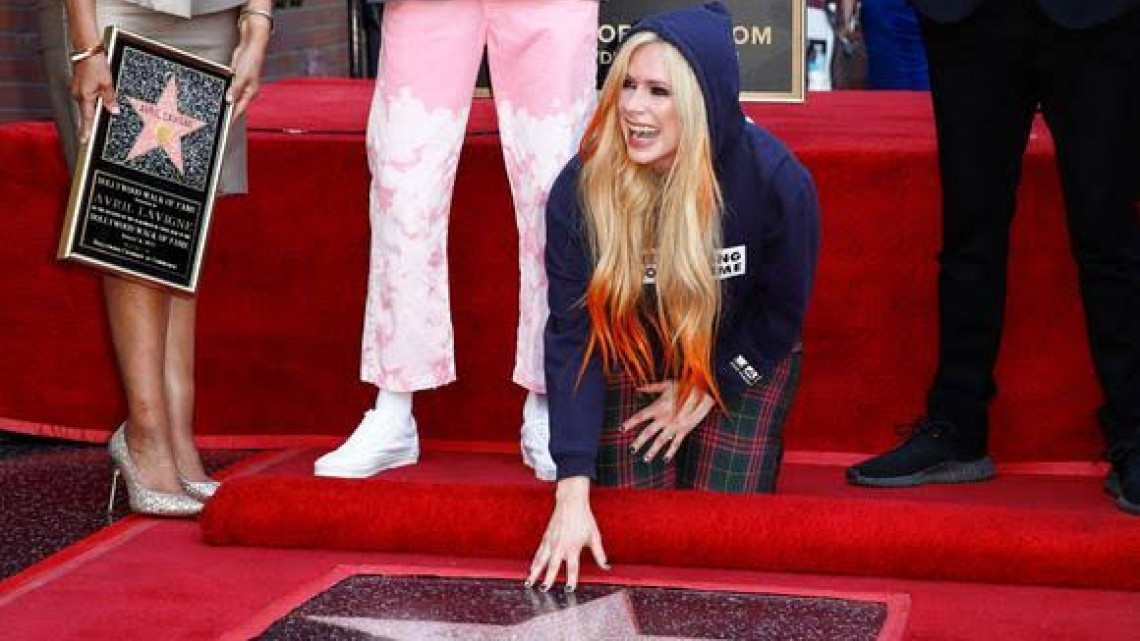 Avril Lavigne recibe su estrella en el paseo de la Fama de Hollywood