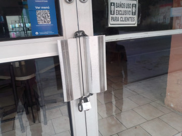 Con letreros cerrados para siempre, "Cafetería El Pasaje" cierra luego de más de 70 años
