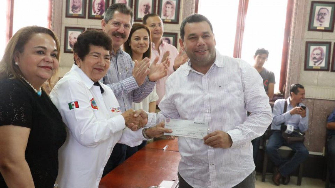 Entrega Ayuntamiento premios a ganadores del “Gran Sorteo del Pago Predial 2017”