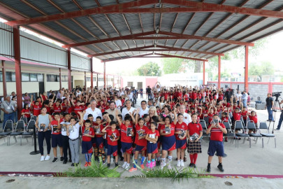 Pone en marcha Américo campaña de vacunación en escuelas y entrega tabletas a niñas y niños