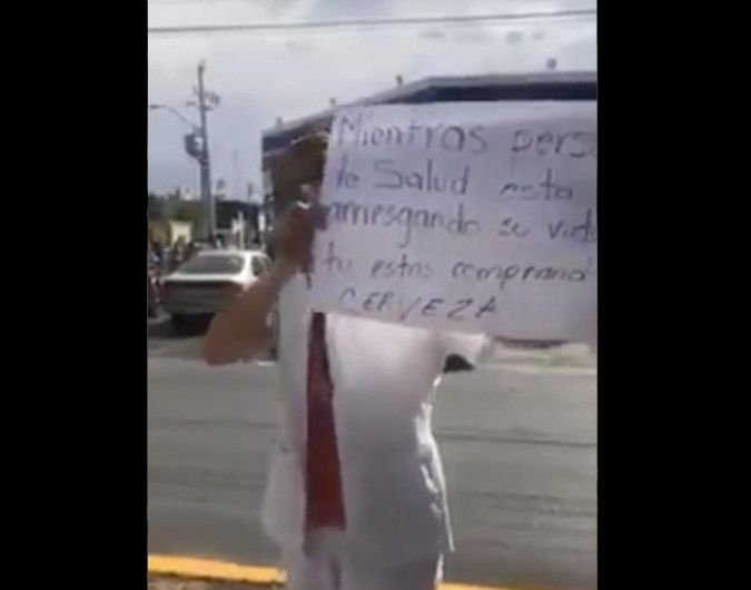 ¡Qué vergüenza! Enfermera reclama a quienes hacen largas filas por cerveza