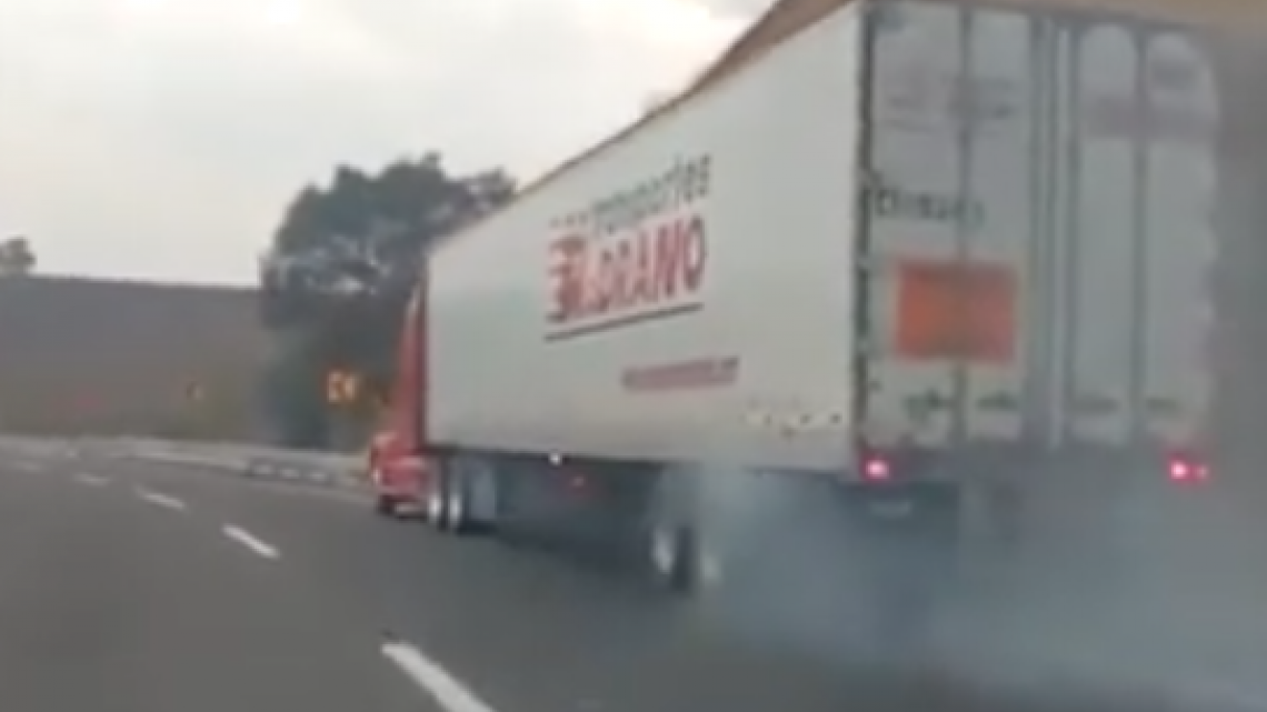 Tráiler se queda sin frenos y PF evita tragedia   