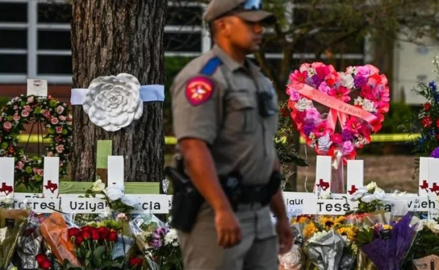 Admite policía de Texas "error" al retrasar su ingreso al aula en la que estaba el atacante con los niños