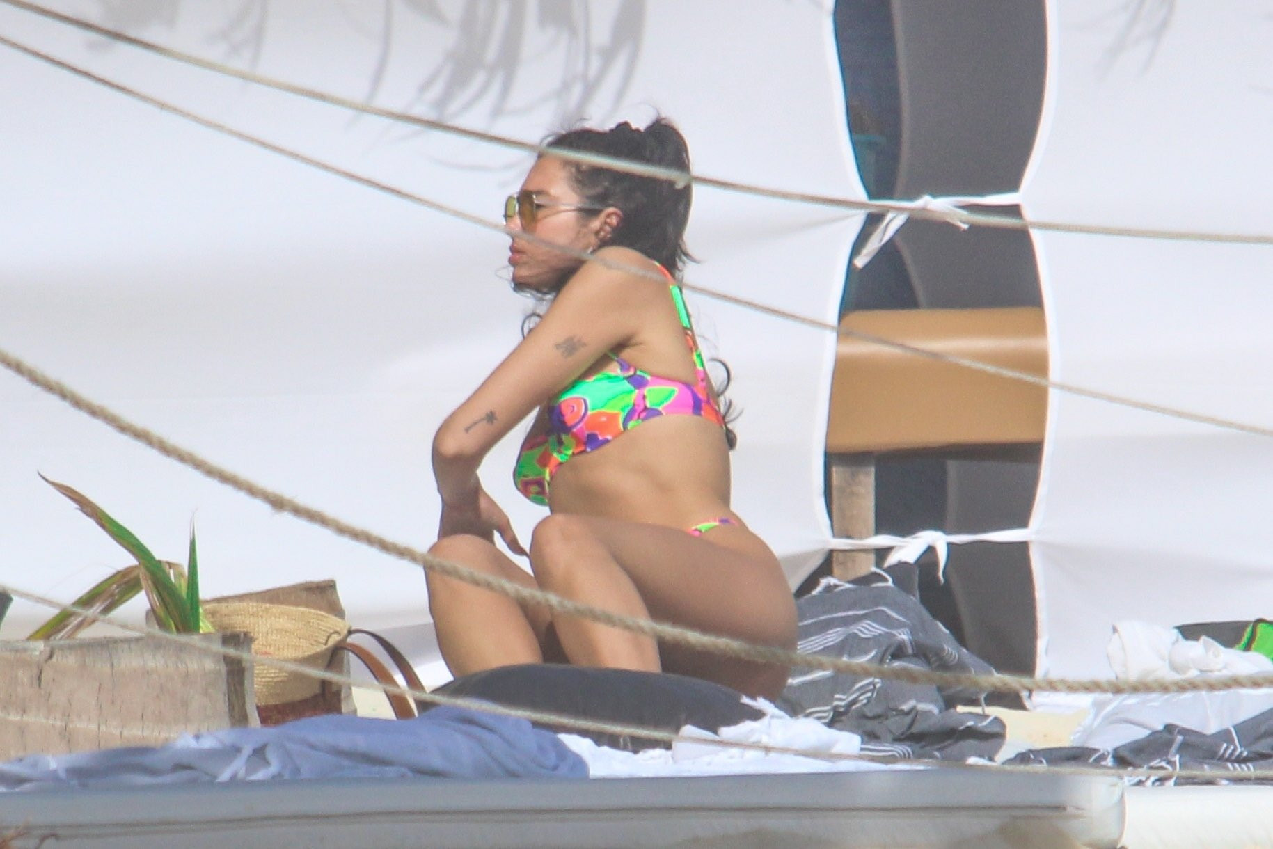 Dua Lipa causa polémica al vacacionar en Tulum