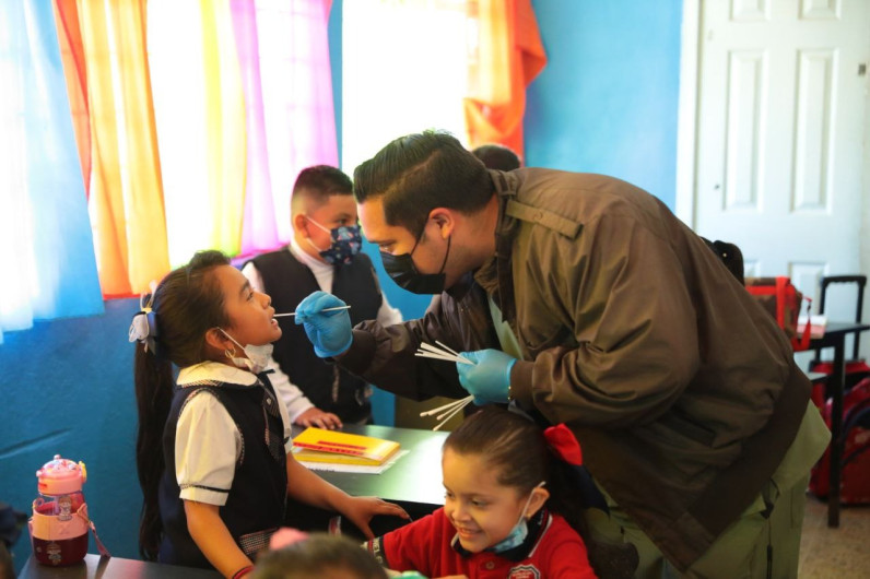 Brinda Gobierno Municipal atención médica a alumnos de la escuela Coronela