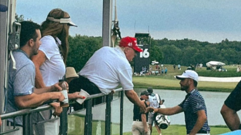 Trump saluda a Abraham Ancer en el LIV Golf tour 