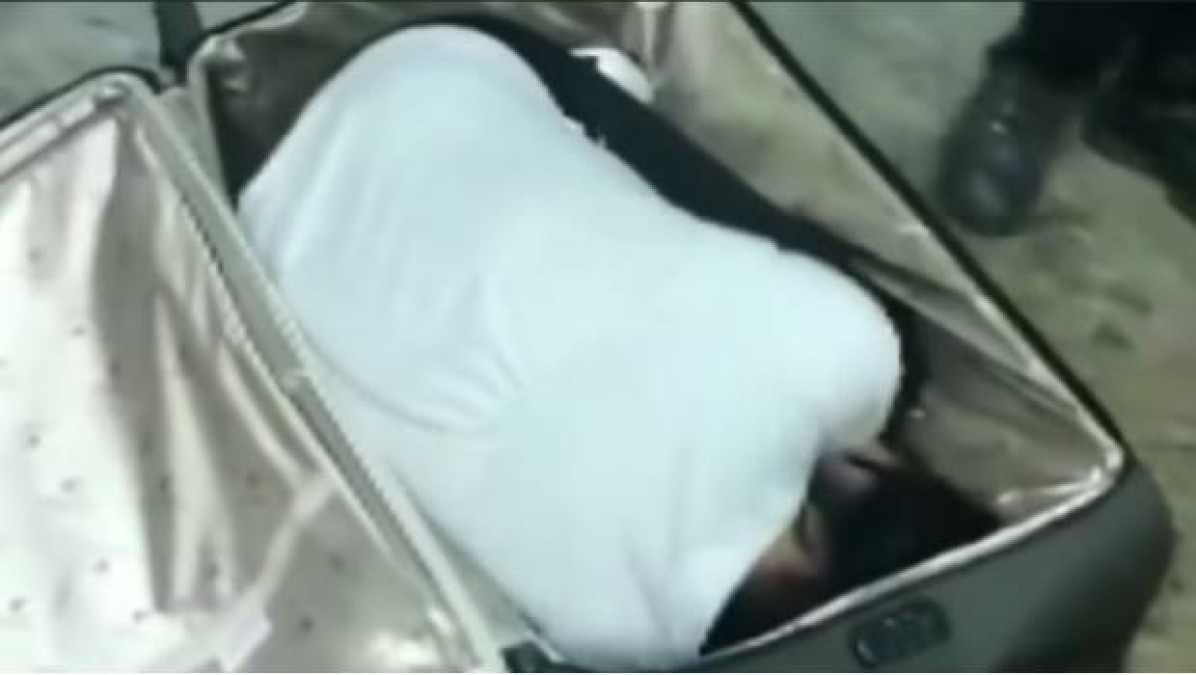 Mujer trata de hacer viaje internacional dentro de una maleta