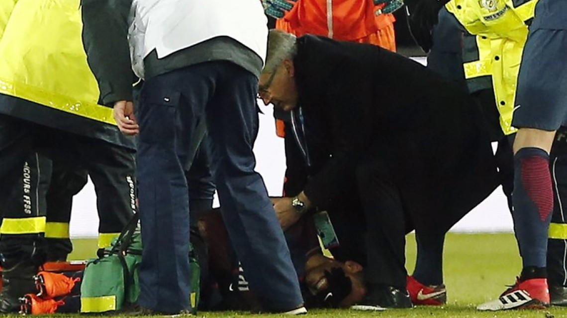 Neymar sufre lesión y sale llorando del campo