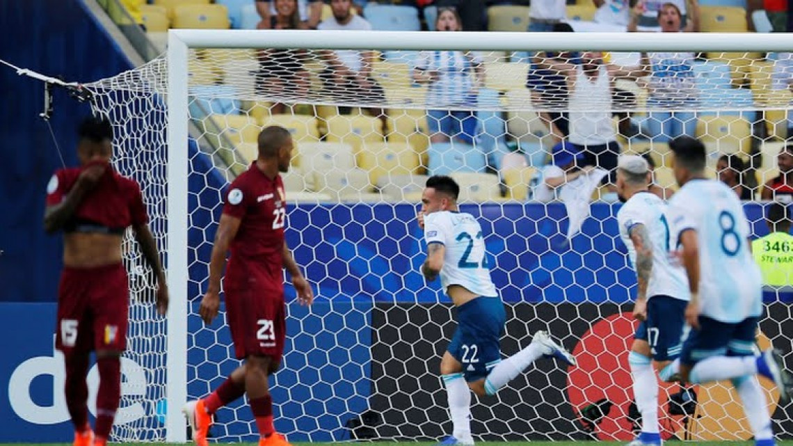 Argentina se impone 2-0 a Venezuela 