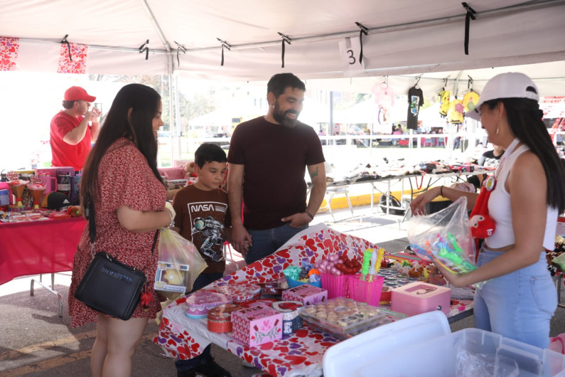 Disfrutan familias de bazar ‘Juntos lo Hacemos Posible’ edición San Valentín