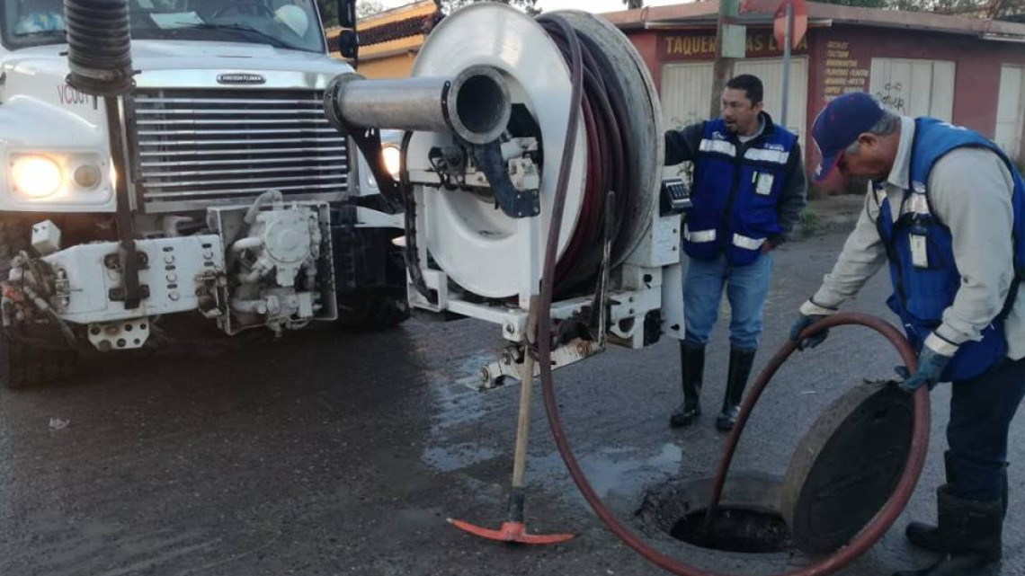 Comapa trabaja con equipo vactor