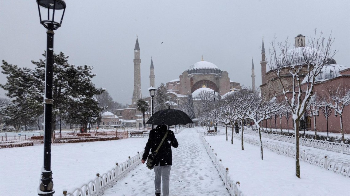 Tormenta de nieve tiñe de blanco a Grecia y a Turquía