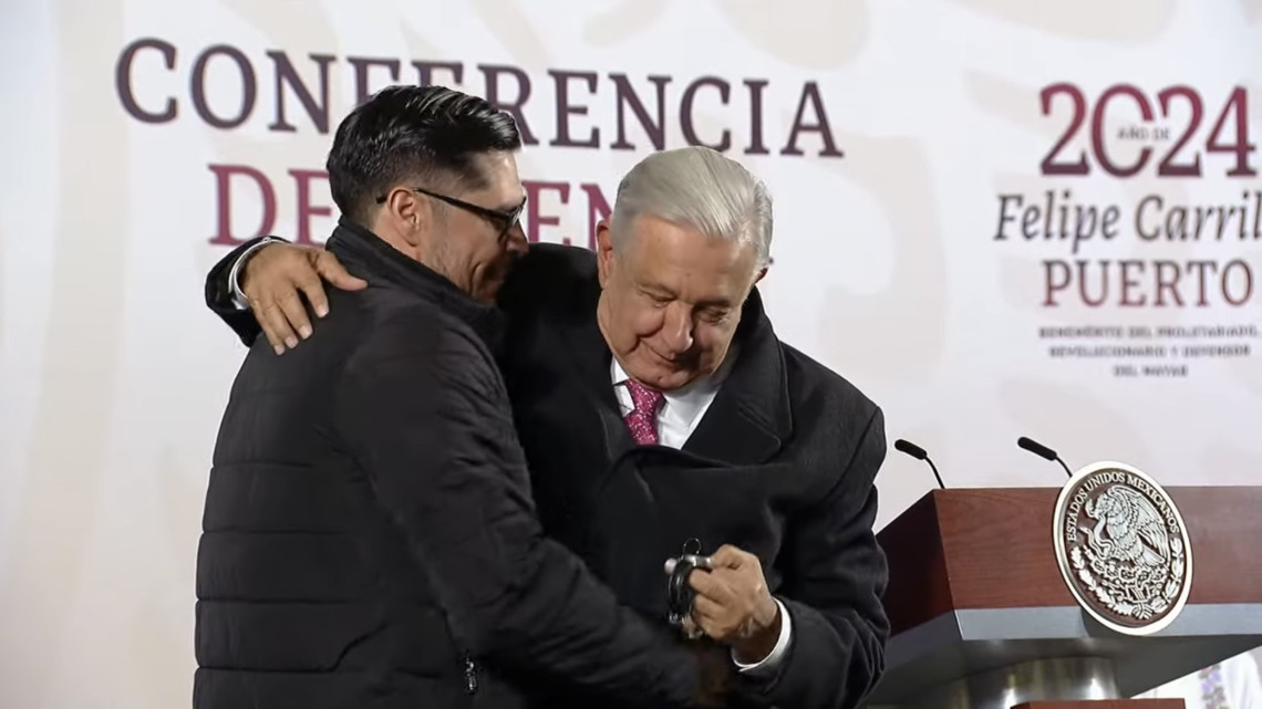 “Se van a rayar”, AMLO rifa su reloj entre reporteros que acudieron a la ‘mañanera’