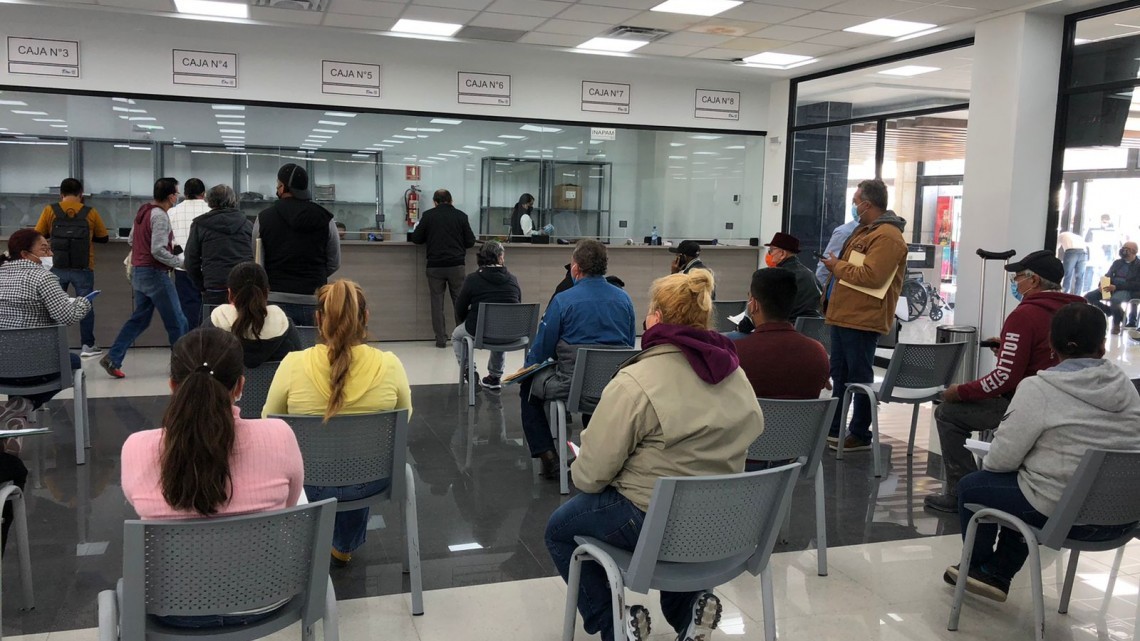 Hacen reynosenses largas filas por canje de placas