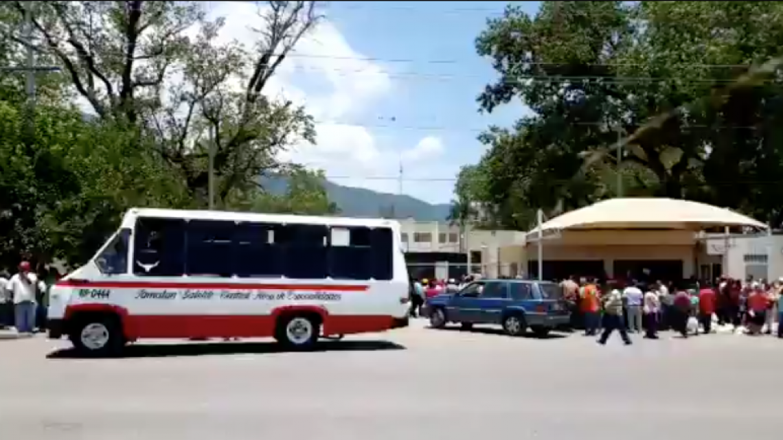 Familiares obstaculizan traslado de reos de penal de Victoria      