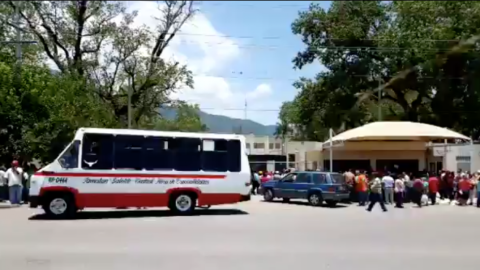 Familiares obstaculizan traslado de reos de penal de Victoria      