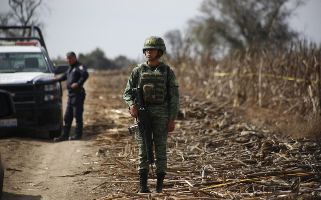 Inician peritos canadienses trabajos por caída de helicóptero en Puebla