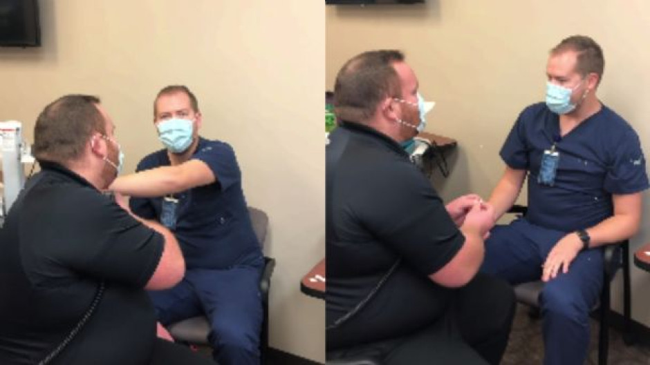 Paramédico pide matrimonio a enfermero que lo vacunó contra el covid-19