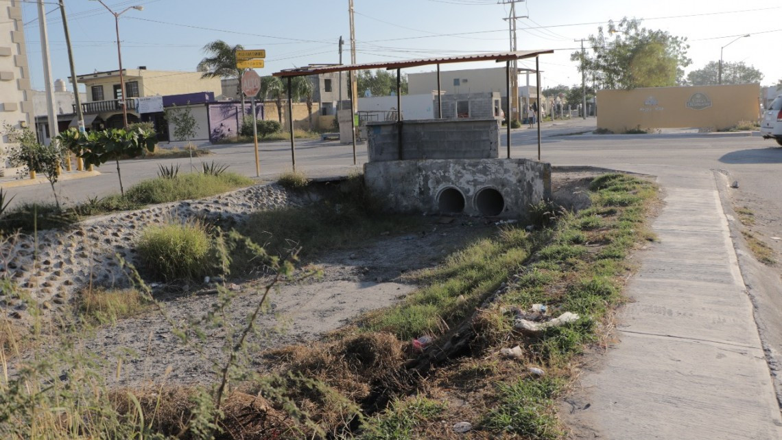 Realizan limpieza y saneamiento en drenes