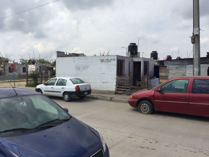 Vecinos protestan contra ITAVU pidiendo se respete el costo original de sus casas