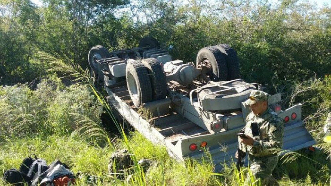 Camión oficial de la Marina se vuelca sobre la Soto la Marina-Los Rayos