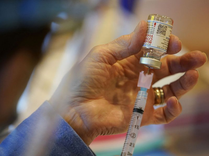 Estudian vacuna moderna en adolescentes por riesgo de inflamación cardiaca