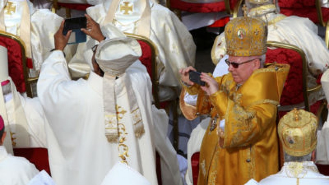 Papa Francisco se manifiesta en contra de los celulares durante misa 