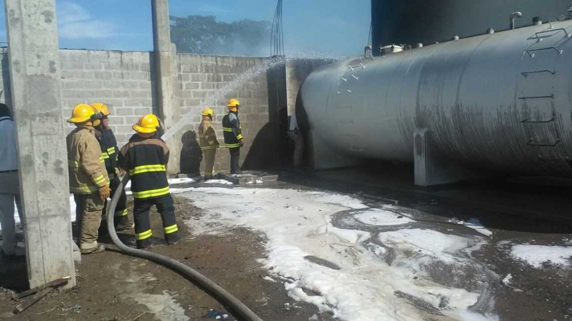 Fuego consume 4 pipas con excedente de diesel