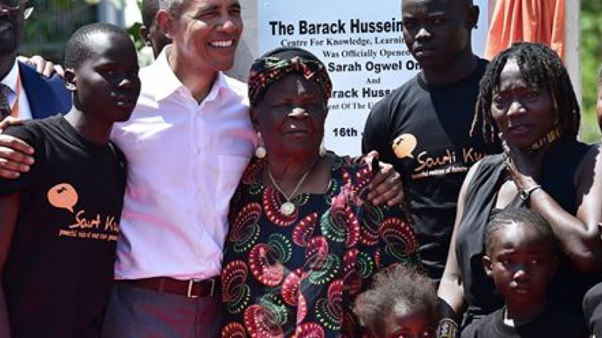 Barack Obama regresa a Kenia y baila con su abuela