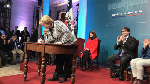 Michelle Bachelet firma proyecto de matrimonio igualitario