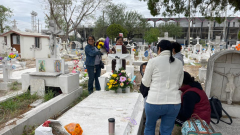Familia asisten a visitar a sus fieles difuntos