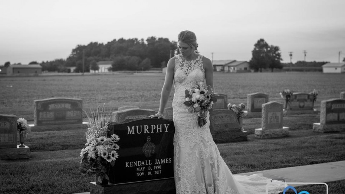 ¡Hermoso detalle! Mujer recuerda a su prometido muerto con sesión de fotos