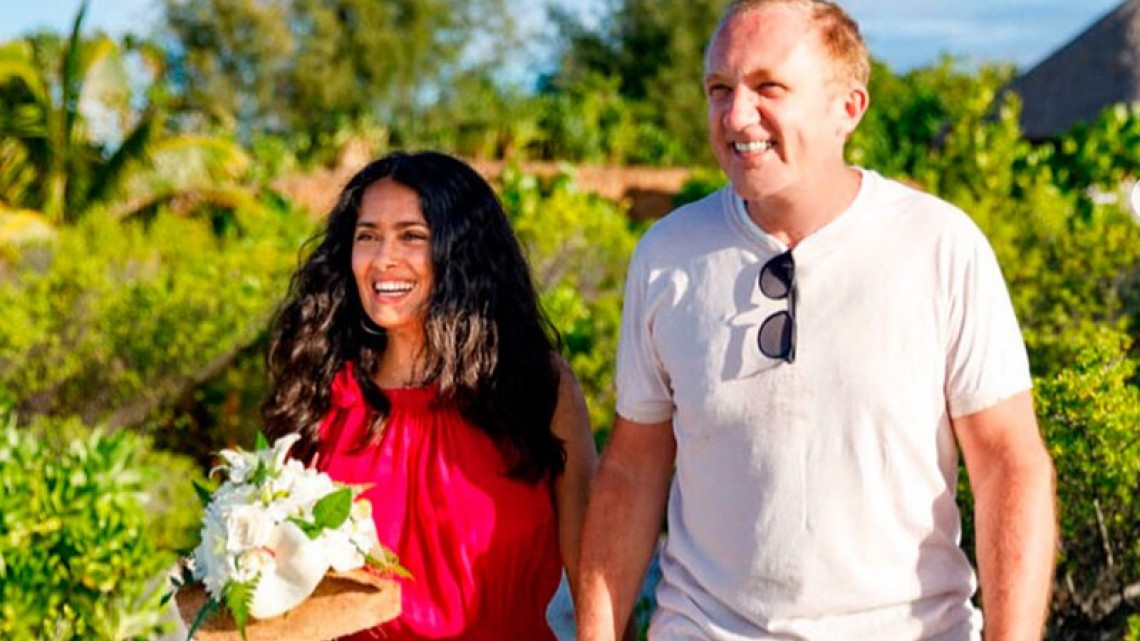 Salma Hayek va al spa y termina casándose