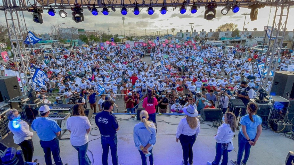 Gran Fiesta del Cambio con Ivett Bermea viven en las Brisas