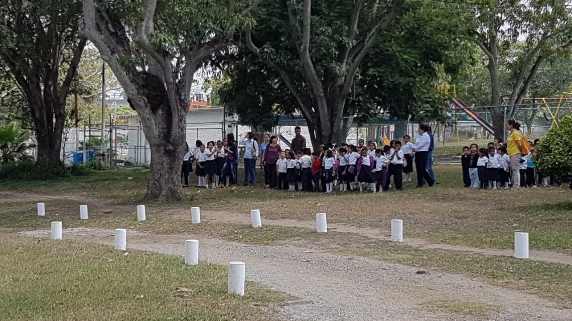 Evacuan a 90 personas de asilo por quema de pastizal