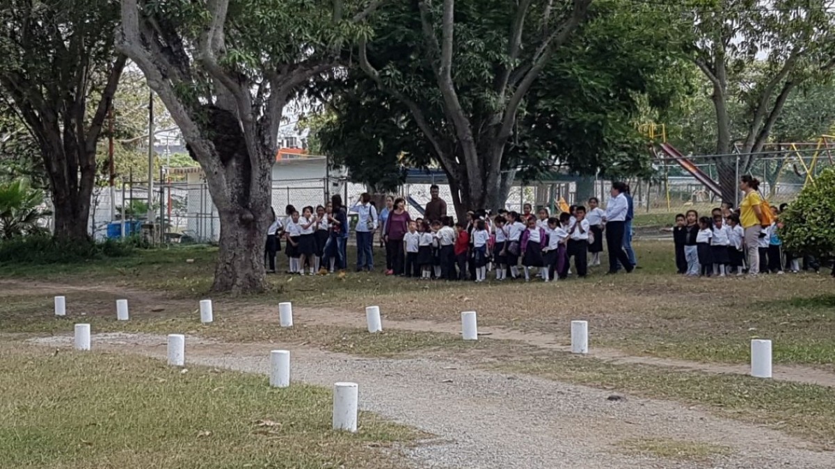 Evacuan a 90 personas de asilo por quema de pastizal