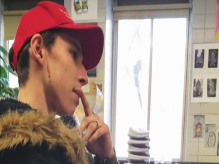 Maestro corre a alumno por usar gorra con eslogan de Trump