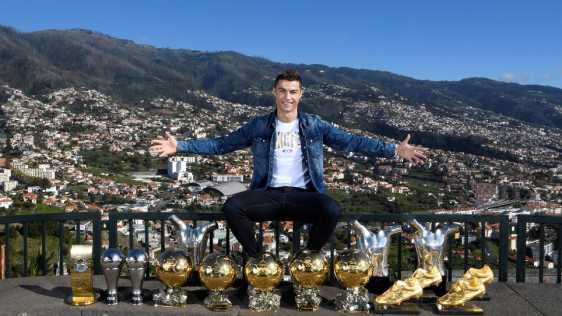 Ronaldo posa con todos sus trofeos