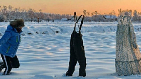 Mujer siberiana fotografía ropa congelada por el frío 