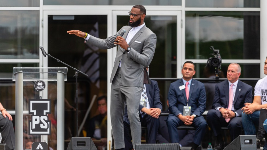 LeBron acusa a Trump de dividir EU por medio del deporte
