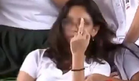 Estudiante hace señal obscena en mitin de AMLO en Mérida 