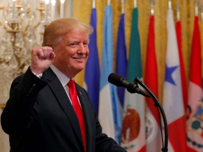 Pide Trump lealtad una sola bandera y un solo himno