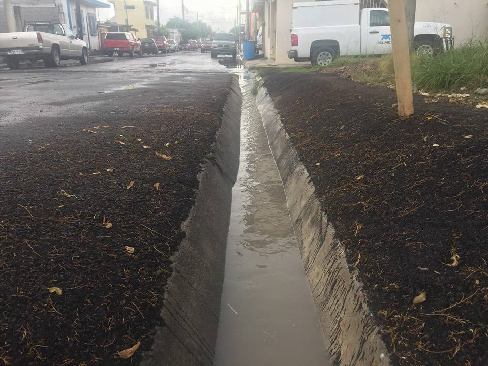 Construyen canaletas para evitar inundaciones